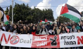 هآرتس: نتنياهو تدخّل وأضاف بند ترحيل فلسطينيي المثلث في “صفقة القرن”