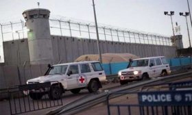 الأسرى يشرعون بخطوات احتجاجية جديدة ويرجعون وجبات الطعام ويغلقون أقسام السجون
