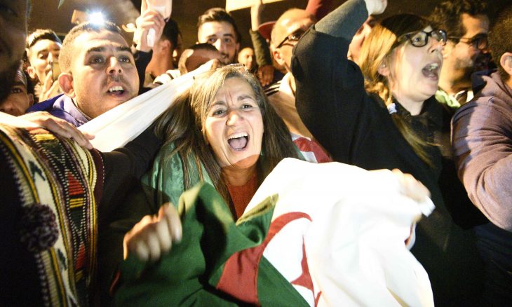 فايننشال تايمز: السلطات الجزائرية “تستغل جائحة كورونا لتصفية الحسابات مع الحراك”