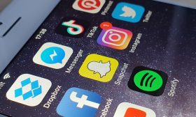 الحكومة المغربية صادقت على مشروع قانون استعمال شبكات التواصل الاجتماعي والكلمة الأخيرة للبرلمان