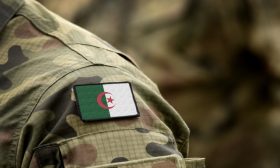 الجيش الجزائري يضبط مخبأ للأسلحة والذخيرة شرقي العاصمة
