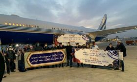 طائرة ملكية بمقاعد فاخرة.. إسرائيليون نقلتهم الإمارات من المغرب: يعاملوننا كالملوك- (شاهد)