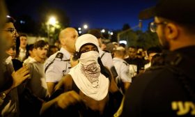 بالتزامن مع تصفيق إسرائيلي: هكذا تتحول حياة الأفارقة السود والفلسطينيين إلى “قصة خيال علمي”