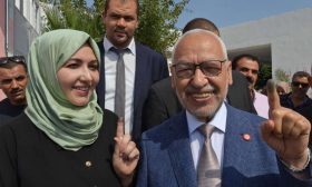 ردا على الحملة السلفية المغلوطة ضدها.. ابنة راشد الغنوشي: ارتقوا فقد امتلأ القاع! – (تغريدة وفيديو)