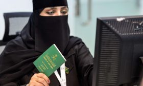 وول ستريت جورنال: هروب أم أمريكية مع ابنتها من السعودية يكشف ثغرات النظام القضائي