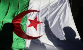 النيابة العامة الجزائرية تطلب عقوبة السجن 5 سنوات لـ14 متظاهراً