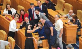 برلمان تونس يجدد الثقة برئيسه والغنوشي يشيد بنجاح الديمقراطية