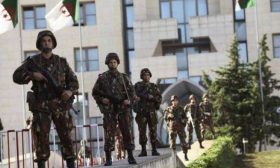 الجيش الجزائري يعتقل إرهابيا جنوبي البلاد