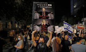 نحو ألف إسرائيلي يطالبون باستقالة نتنياهو أمام مقر إقامته 