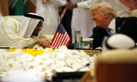  ترامب وبن زايد يبحثان خفض التصعيد في ليبيا