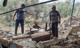 جيش الاحتلال يحذر حماس من إطلاق الصواريخ ويشن سلسلة غارات ضد مواقع المقاومة