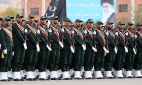 صور أقمار صناعية: إيران تنقل مجسما لحاملة طائرات أمريكية إلى مضيق هرمز