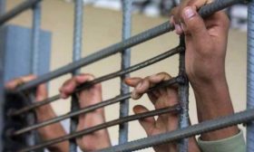 أسير فلسطيني محكوم مدى الحياة يضرب عن الطعام لرؤية ابنه المعتقل إدارياً