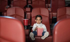 طفلٌ صغيرٌ أحبَّ السينما!