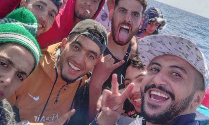 شاب مغربي يوثق رحلة الهجرة على متن قارب إلى جزر الكناري خطوة بخطوة- (صور  وفيديوهات) | القدس العربي