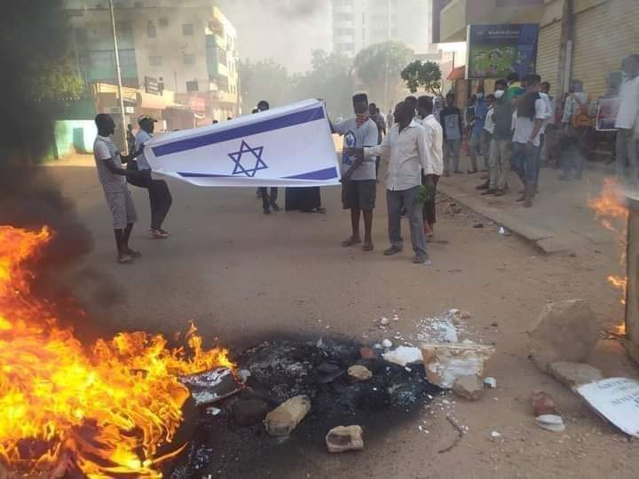 شبان غاضبون يحرقون علم إسرائيل في وسط الخرطوم - (صور وفيديو)