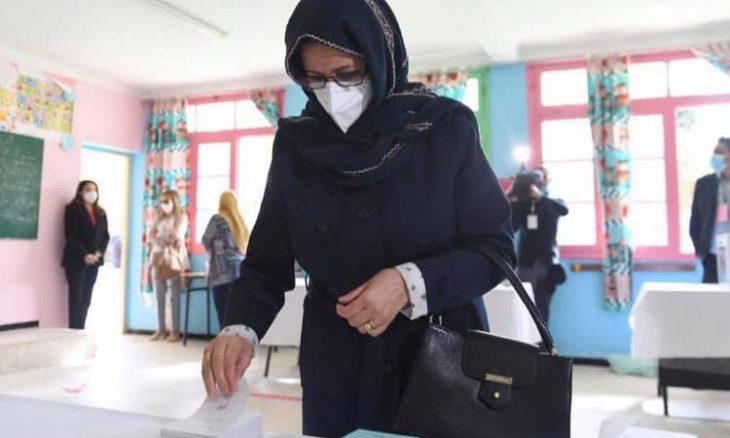 زوجة الرئيس الجزائري تصنع الحدث في غيابه عن الاستفتاء على تعديل الدستور ـ صور وفيديو القدس العربي