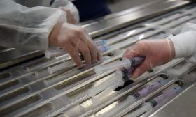 مخترع لقاح كورونا… تركي أم سوري من الإسكندرون أم علوي؟