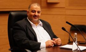 النائب عن الحركة الإسلامية منصور عباس ولافتة قف