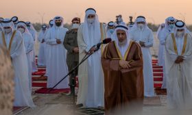 أمير قطر يؤدي صلاة الاستسقاء ويقلب الرداء اقتداء بالرسول – (فيديو وصور)
