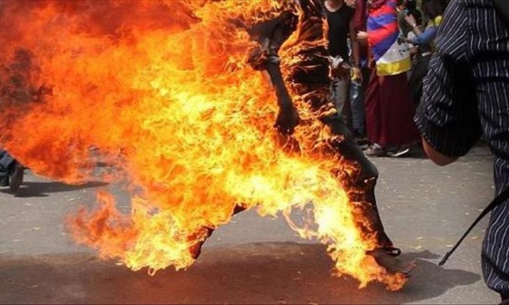 شاب تونسي يضرم النار في نفسه احتجاجاً على الفقر