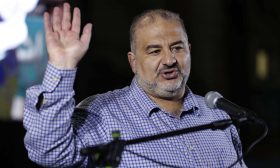 هل يجد الوسط العربي في إسرائيل صعوبة في التوفيق بين القومية والتعايش المحلي؟