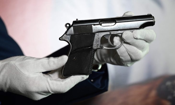 يتم بيع أول مسدس شون كونري ، جيمس بوند ، مقابل 256 ألف دولار