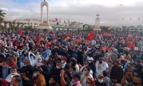 في عز الطوارئ الصحية.. حشد في العيون يحتفل بإعلان ترامب “مغربية” الصحراء مقابل التطبيع- (صور)