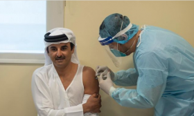 أمير قطر يتلقى لقاح كورونا ويشجع أفراد المجتمع على التطعيم – (فيديو وصورة)