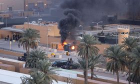 الهجمات الصاروخية على السفارة الأمريكية في بغداد.. فصائل شيعية تتمرد على أوامر إيران