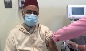 رئيس الاتحاد العالمي لعلماء المسلمين يتلقى لقاح “كورونا” ويوصي بالاستجابة لمتطلبات الوقاية من الوباء-(فيديو)