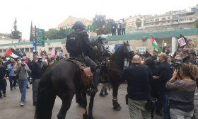 بينهم زحالقة.. الشرطة الإسرائيلية تعتدي على فلسطينيين احتجوا على زيارة نتنياهو للناصرة – (صور وفيديوهات)