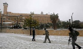 إسرائيل تعتقل 4 فلسطينيين بزعم إلقاء ثلوج على مستوطن
