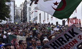 تنفيذا لعفو رئاسي.. الجزائر تفرج عن 59 من نشطاء الحراك
