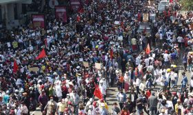تقارير: عشرات الآلاف ينظمون مسيرات في ميانمار لإدانة الانقلاب