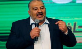 صحيفة إسرائيلية.. نتنياهو يعود من النفق: أموّل هنية في غزة و أتسكع مع منصور عباس في أم الفحم