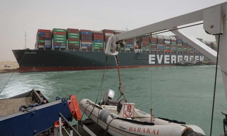 فريقا إنقاذ سيشاركان في خطة لتعويم السفينة الجانحة في قناة السويس- (صور)