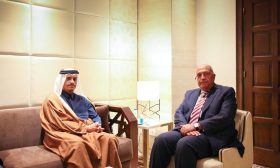 وزير الخارجية القطري يبحث مع نظيره المصري تعزيز العلاقات