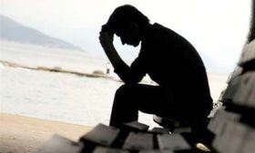 أمرُّ للذكرى فأنساني
