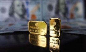 الذهب يهبط 1% متضررا من ارتفاع عوائد السندات الأمريكية وقوة الدولار