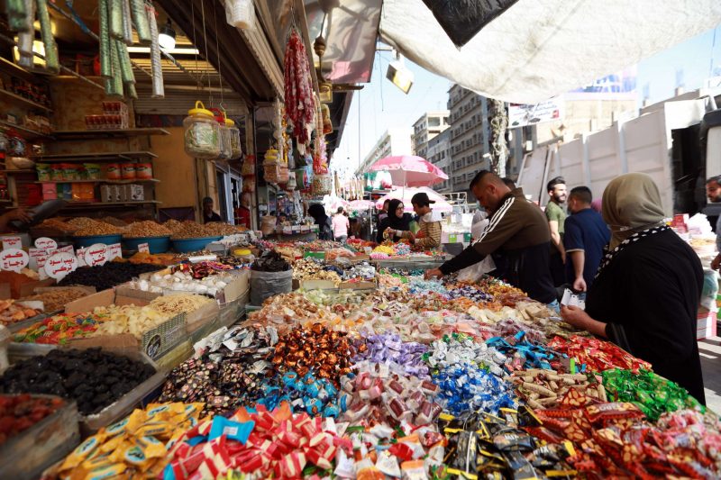        سوق “الشورجة” في بغداد.. إقبال شديد يسبق رمضان ويتجاهل تدابير كورونا  بغداد: عجّ سوق “الشورجة” الشعبي الشهير وسط العاصمة العراقية بغداد، الأحد، بالراغبين في شراء مستلزمات شهر رمضان المبارك، وسط إهمال واضح لتدابير الوقا 20210411155007anapicp-aa_ar_pho_spc-20210411184239-24244841-.h-scaled-e1618204517450