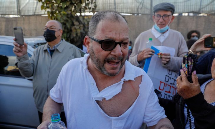الشرطة الإسرائيلية تعتدي بوحشية على نائب في الكنيست خلال وقفة تضامنية مع أهالي الشيخ جراح- (فيديو)