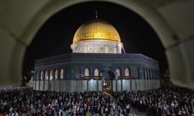 رغم العراقيل الإسرائيلية.. 90 ألفا يحيون ليلة القدر بالمسجد الأقصى- (صور)