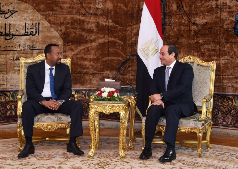رقبتنا باتت تحت يد الجلاد الإثيوبي وكاتبة تتساءل عن أسباب نجاة الأثرياء من حبل المشنقة القدس العربي