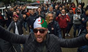 منظمة حقوقية جزائرية تندد بصدور أحكام بحبس نحو عشرين ناشطا في الحراك