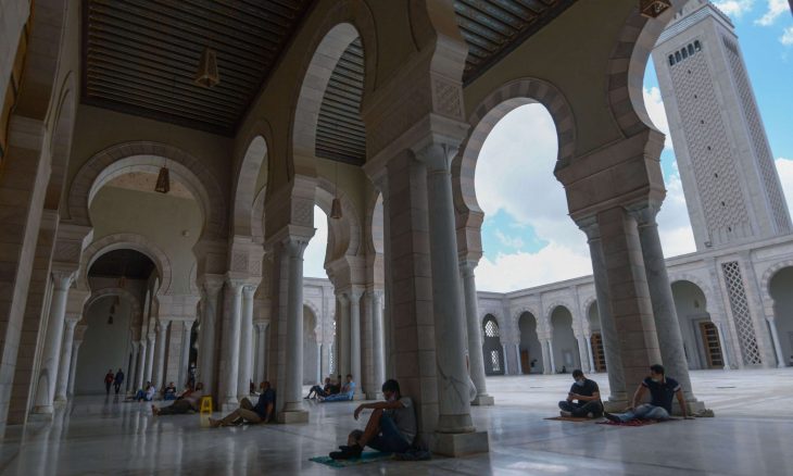 تدوينة لخبير دستوري حول بناء المساجد و”هدر المال العام” تثير جدلا واسعا في  تونس | القدس العربي