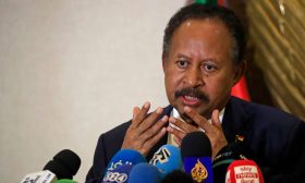 رئيس وزراء السودان يدعو إلى جيش موحد بعد حدوث توتر مع قوات الدعم السريع- (فيديو)