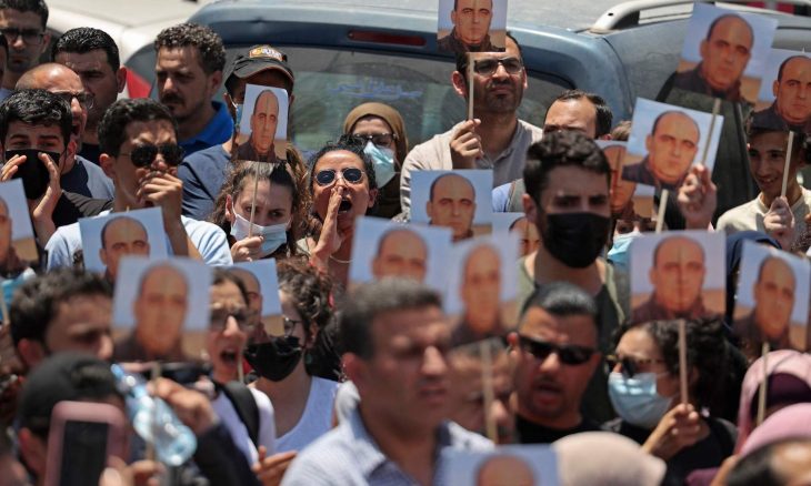 فلسطينيون غاضبون يتوجهون لمقر الرئاسة احتجاجا على وفاة الناشط نزار بنات- (صور)