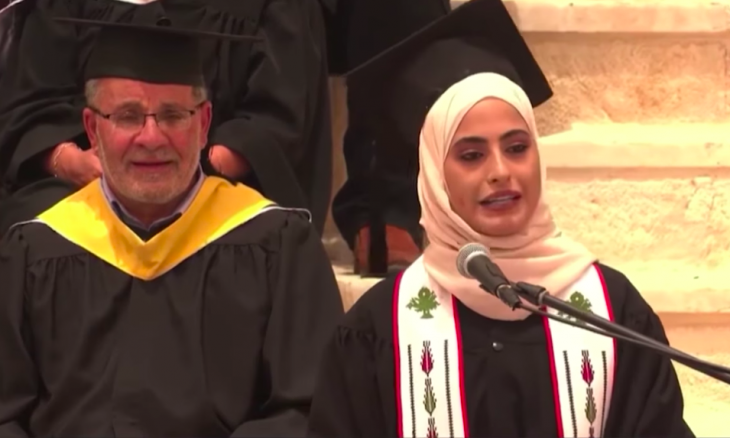المقدسية منى الكرد تحمل حي الشيخ جراح لقاعة التخرج في جامعة بيرزيت صور وفيديو القدس العربي