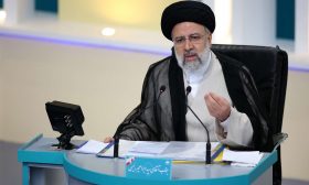 أوبزيرفر: فوز إبراهيم رئيسي بالانتخابات الإيرانية خطر على بلاده والسلام العالمي